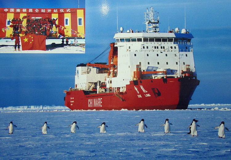 Photo shows the Chinese research vessel Xuelong, or "Snow Dragon," and Kunlun Station. (People’s Daily Online/ Jiang Jianhua) 