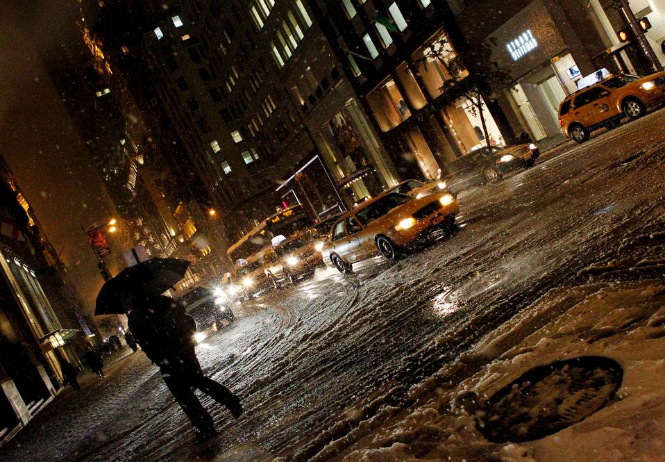 Cars move slowly in the snow at Fifth Avenue of New York, the U.S., on November 7, 2012.(Xinhua/Wu Jingdan)
