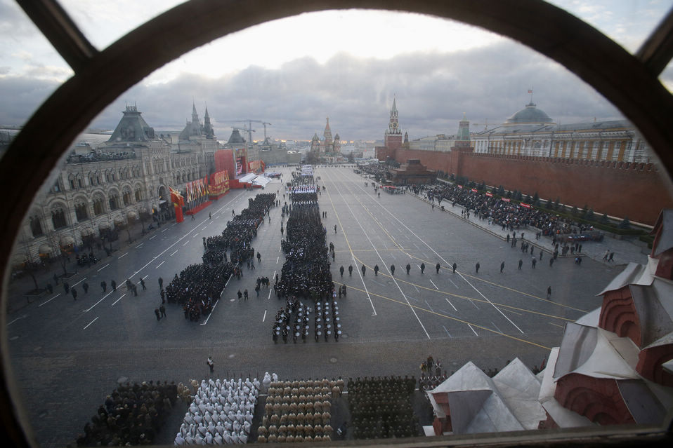 Russian soldiers take part in a military parade held on Nov. 7, 2012, to mark the 71st anniversary of a historic parade in 1941 when Soviet soldiers marched through the Red Square to fight against the Nazis during the Second World War. (Xinhua/AFP)