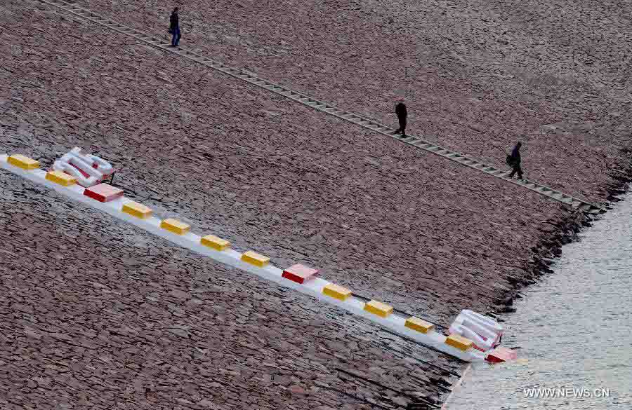 Water level rises to 270 meters in Xiaolangdi Reservoir, a major water control project on the Yellow River, in central China's Henan Province, Nov. 12, 2012. Xiaolangdi impounded water of 8.934 billion cubic meters on Monday, with the water level reaching 270 meters, the highest in history. (Xinhua/Zhao Peng) 