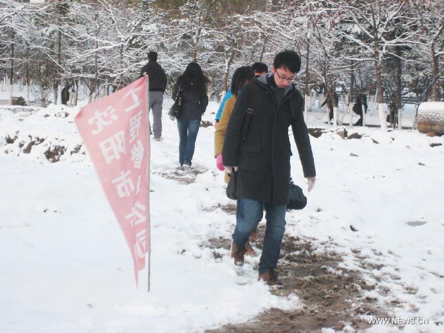 Pedestrians make their way on a snow-covered path in Shenyang, capital of northeast China's Liaoning Province, Nov. 12, 2012. A cold front is sweeping across the country's northern areas, bringing heavy snow and blizzards. (Xinhua/Cao Yang) 