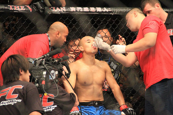 Zhang Tiequan takes a break in between rounds during his fight against John Tuck at UFC Macao, November 10, 2012.[Photo: CRIENGLISH.com/Xu Weiyi] 