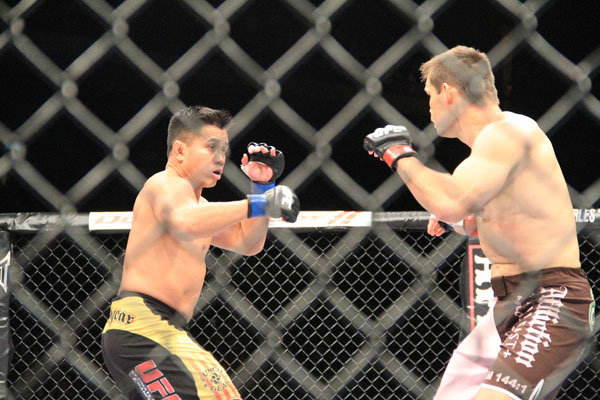 Cung Le (left) and Rich Franklin (right) go toe-to-toe at UFC Macao, November 10, 2012. [Photo: CRIENGLISH.com/Xu Weiyi] 