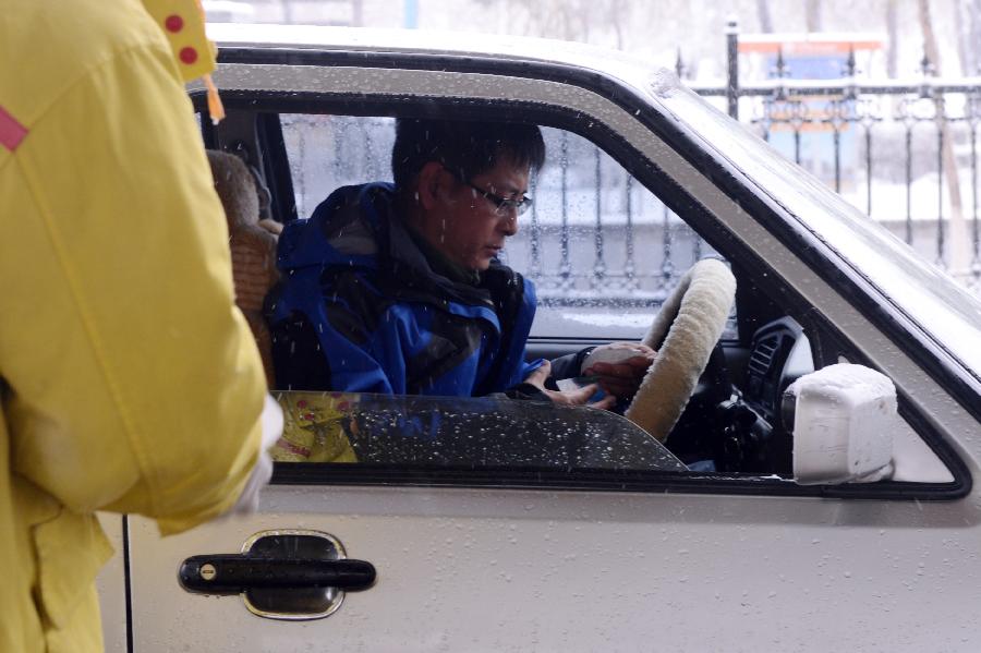 A citizen prepares to refuel his vehicle at a gas station in Changchun, capital of northeast China's Jilin Province, Nov. 12, 2012. China will likely cut gasoline and diesel retail prices recently, as crude oil prices have dropped close to the price adjustment threshold, analysts said Saturday. The price cuts could be between 300 yuan (47.62 U.S. dollars) and 350 yuan per tonne. (Xinhua/Lin Hong) 
