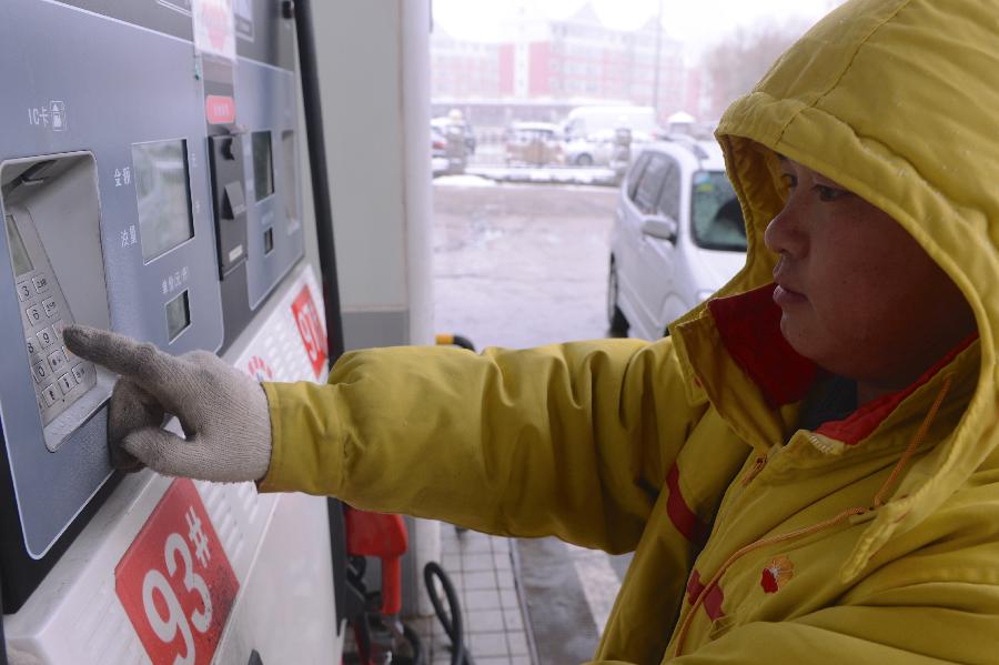 A staff member of a gas station works in Changchun, capital of northeast China's Jilin Province, Nov. 12, 2012. China will likely cut gasoline and diesel retail prices recently, as crude oil prices have dropped close to the price adjustment threshold, analysts said Saturday. The price cuts could be between 300 yuan (47.62 U.S. dollars) and 350 yuan per tonne. (Xinhua/Lin Hong)