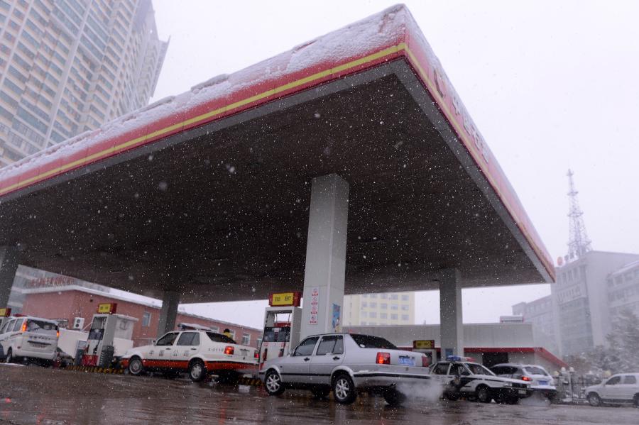 Vehicles get refueled at a gas station in Changchun, capital of northeast China's Jilin Province, Nov. 12, 2012. China will likely cut gasoline and diesel retail prices recently, as crude oil prices have dropped close to the price adjustment threshold, analysts said Saturday. The price cuts could be between 300 yuan (47.62 U.S. dollars) and 350 yuan per tonne. (Xinhua/Lin Hong) 