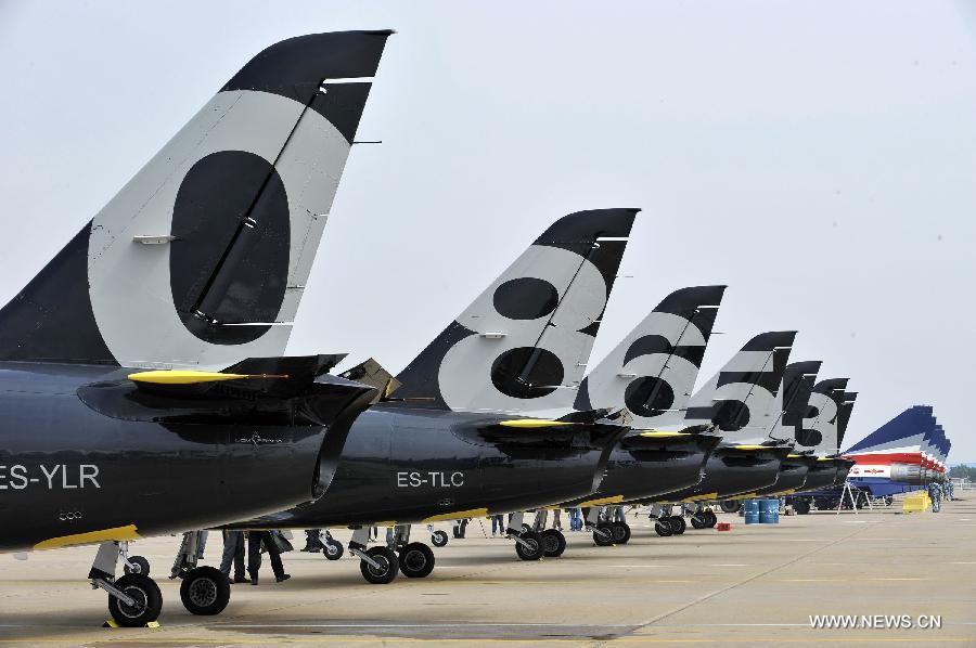 Jet planes are seen at an airport in Zhuhai, south China's Guangdong Province, Nov. 12, 2012. The 9th China International Aviation and Aerospace Exhibition will kick off on Tuesday in Zhuhai. (Xinhua/Liang Xu) 