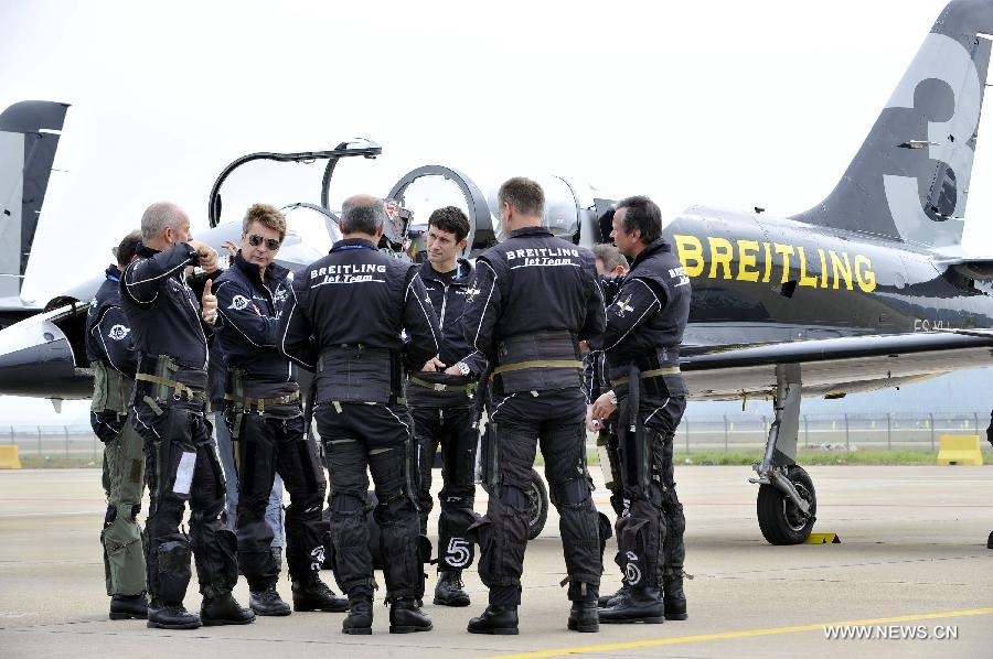Members of Breitling Jet Team, the largest civilian aerobatic team in Europe, prepare for a test flight in Zhuhai, south China's Guangdong Province, Nov. 12, 2012. The 9th China International Aviation and Aerospace Exhibition will kick off on Tuesday in Zhuhai. (Xinhua/Liang Xu) 