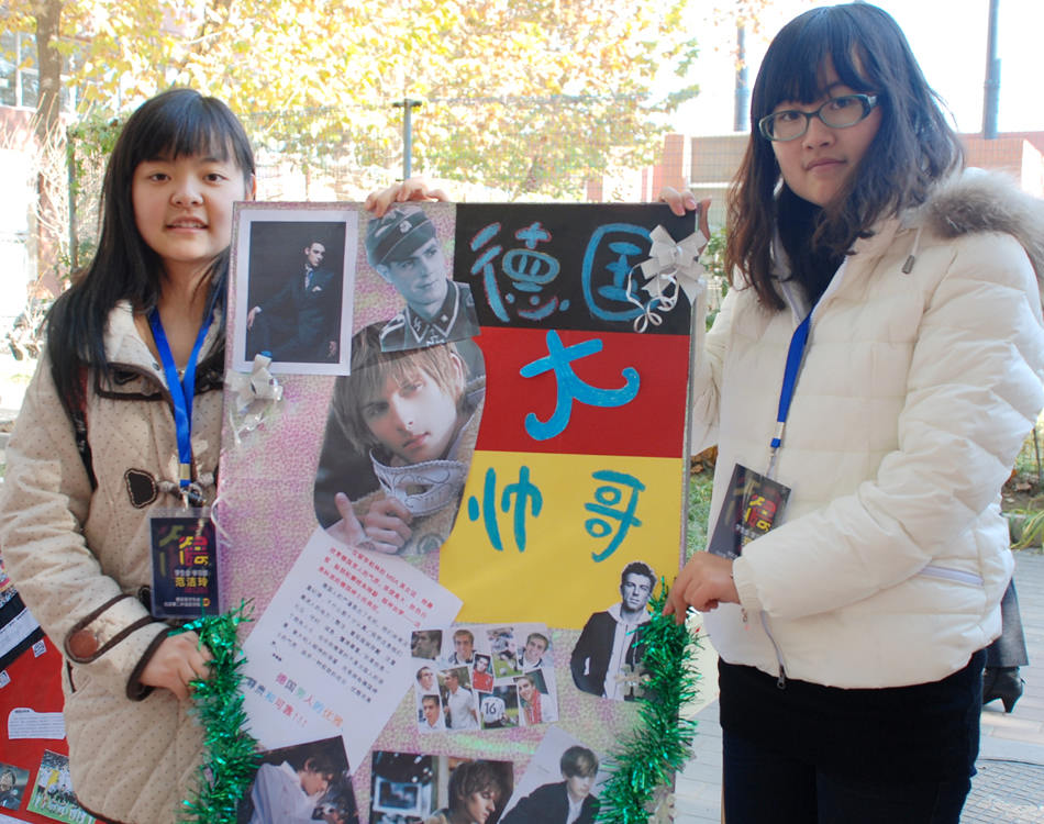 Students present the posters they make for the festival.(People's Daily Online/Gao Yinan) 