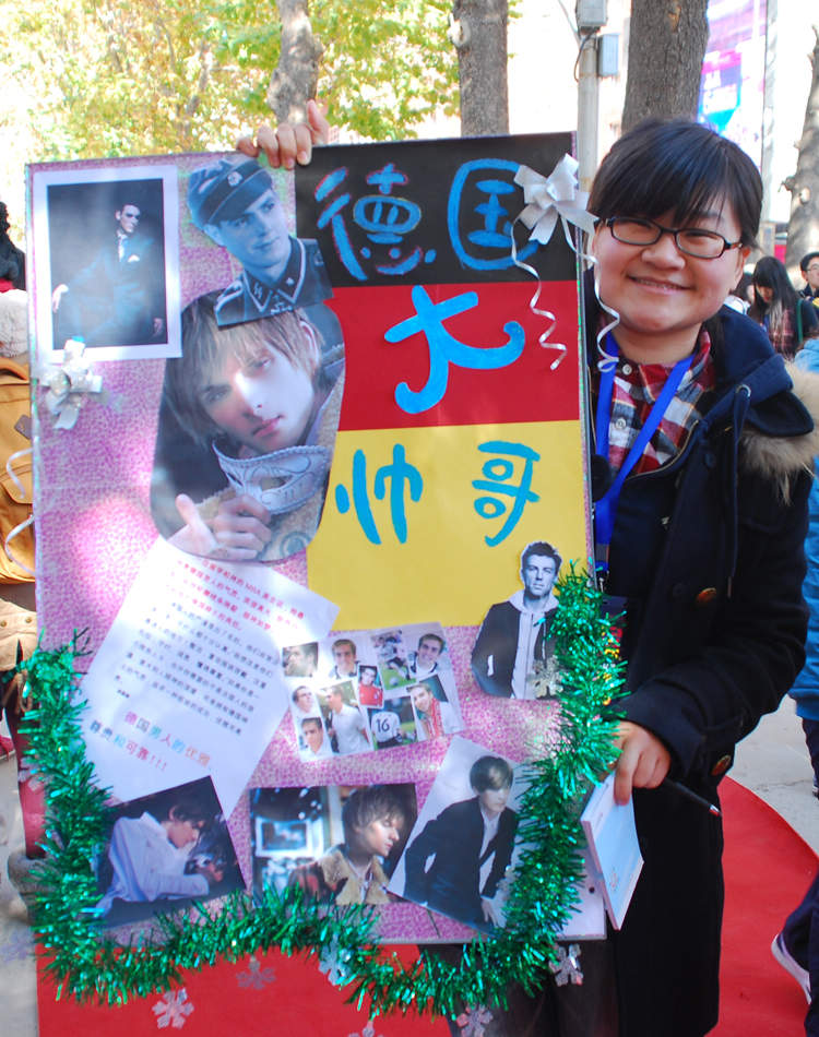 A student presents the poster made for  German-speaking Countries’Culture Festival.(People's Daily Online/Gao Yinan) 