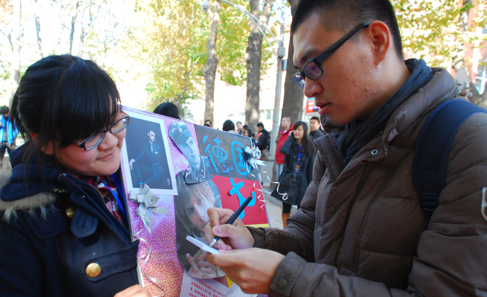 A visitor votes for his favourite posters.(People's Daily Online/Gao Yinan) (People's Daily Online/Gao Yinan) 