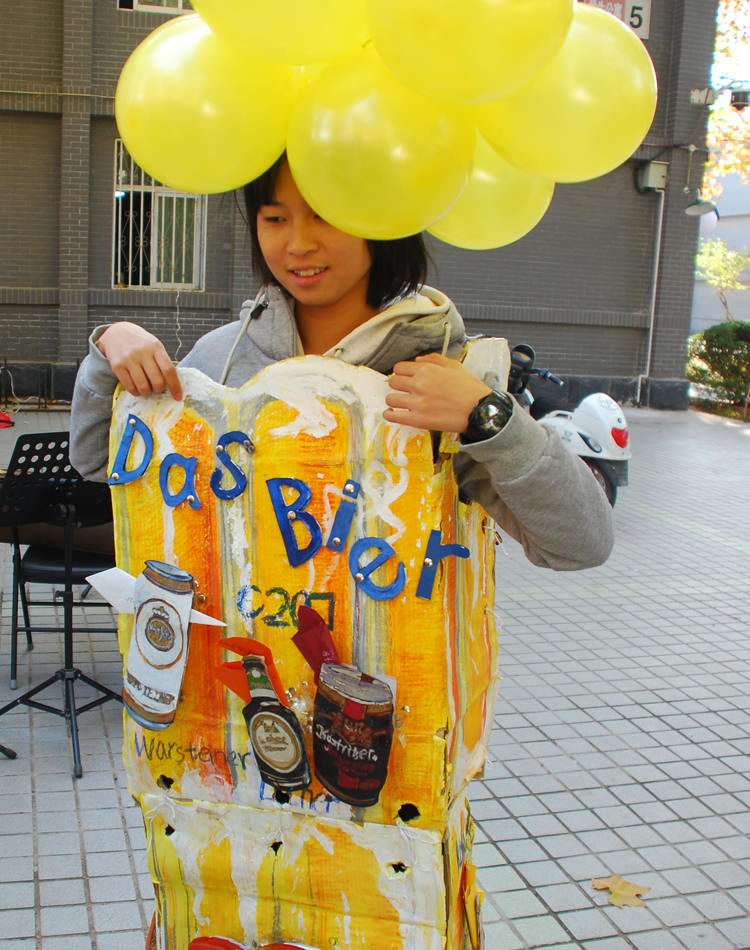 A student presents the poster made for  German-speaking Countries’Culture Festival.(People's Daily Online/Gao Yinan) 