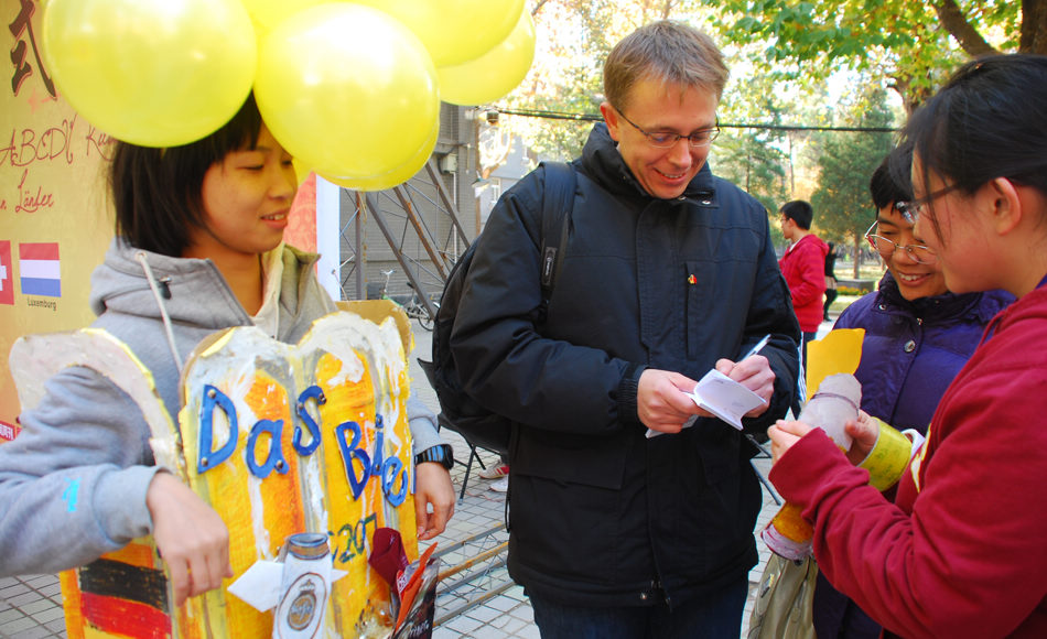 Visitors vote for their favourite posters.(People's Daily Online/Gao Yinan) 