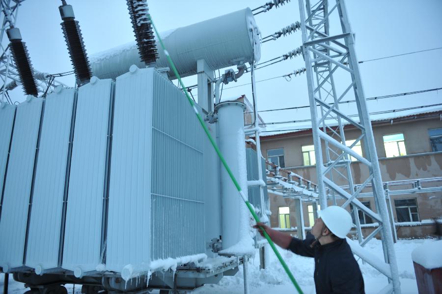 A working staff cleans the snow on a transformer at the Hegang Power Bureau in Hegang, northeast China's Heilongjiang Province, Nov. 12, 2012. Heavy snowstorms have cut off regional power and water supplies as well as forced schools and highways to close in northeast China's Heilongjiang and Jilin provinces on Monday. (Xinhua/Zhang Shiwan) 