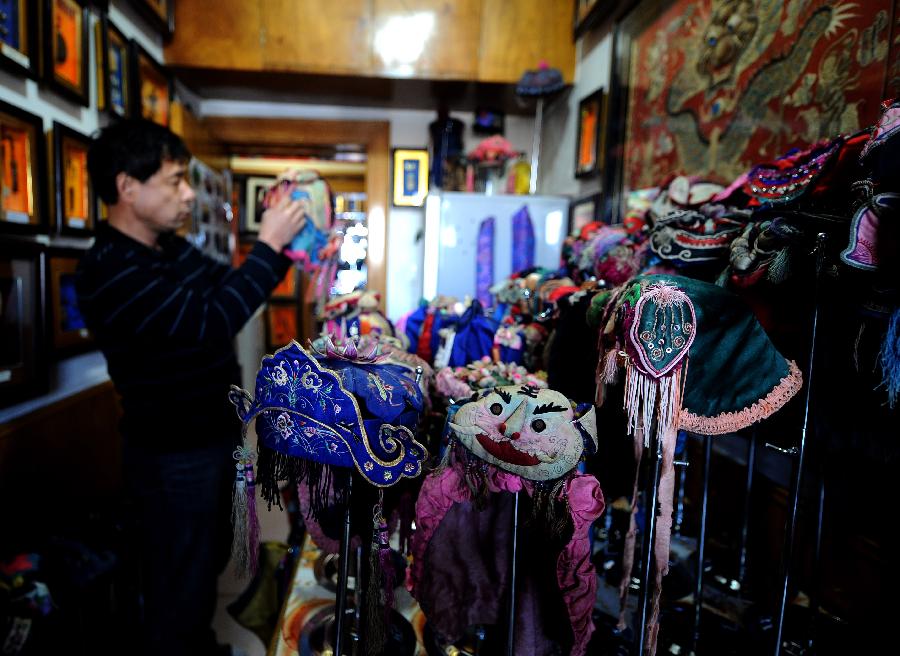 Tong Fucun categorizes his collection in Taiyuan, capital of north China's Shanxi Province, Nov.11, 2012. (Xinhua/Yan Yan) 