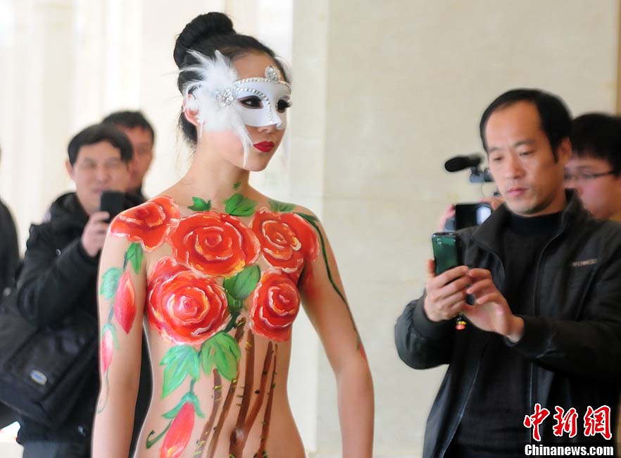 A body painting show attracts public's view in Jiujiang on Nov. 11 2012. The show is held to promote a local estate. (Chinanews.com/Hu Guolin)
