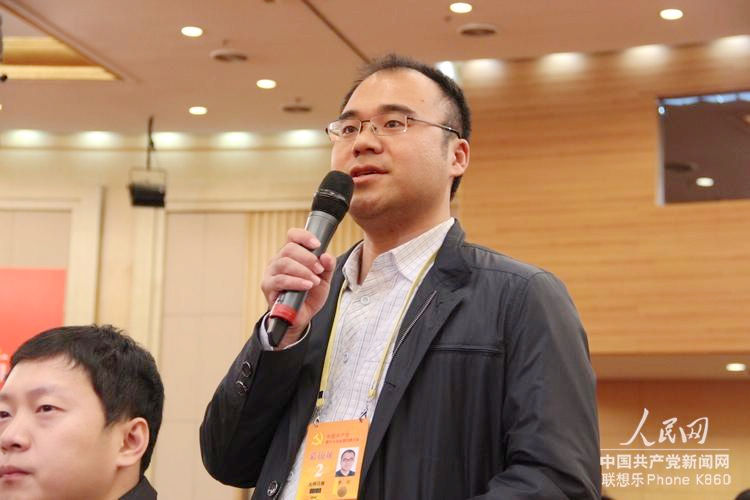 A journalist from Guangming Daily asks questions at a group interview, with its theme "building of the Communist Party of China (CPC) party organization and new tasks under new circumstances", at the press center of the 18th National Congress of the CPC in Beijing on Nov. 12, 2012. (People's Daily Online/Mao Lei)