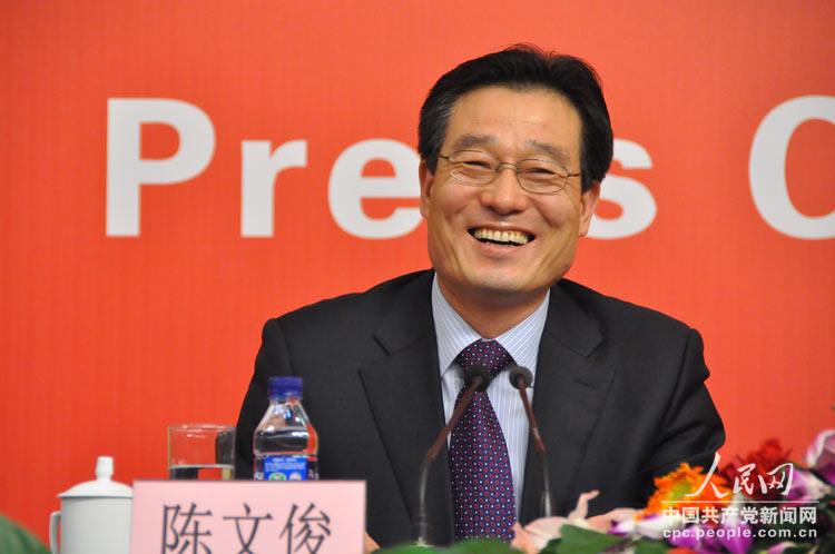 Chen Wenjun, the host of the group interview, with its theme "building of the Communist Party of China (CPC) party organization and new tasks under new circumstances", at the press center of the 18th National Congress of the CPC in Beijing, capital of China, Nov. 12, 2012. (People's Daily Online/Mao Lei)