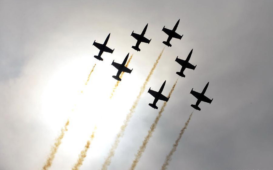 Airshow kicks off in Zhuhai 