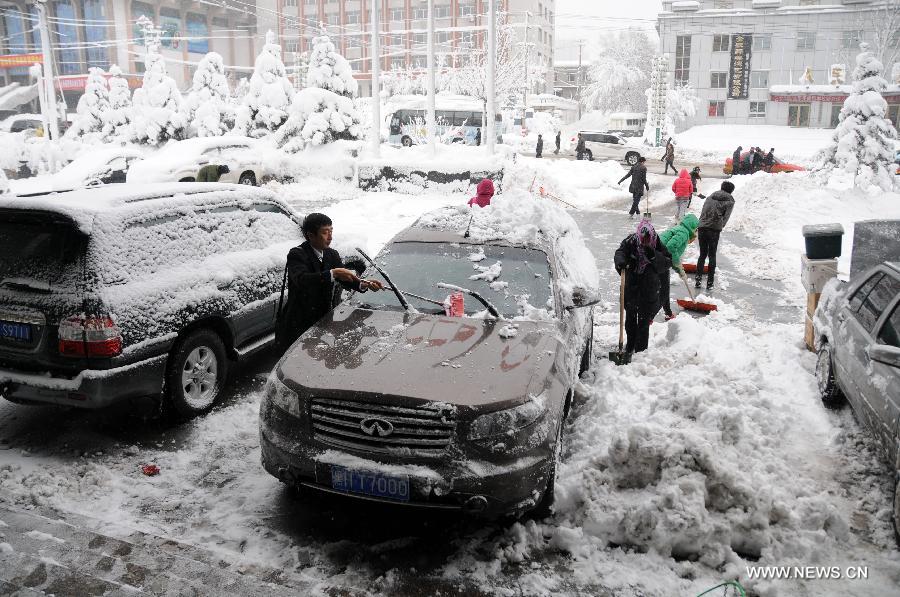 Citizens clean snow in Hegang, northeast China's Heilongjiang Province, Nov. 13, 2012. The city witnessed an intense snowfall since Nov. 11. (Xinhua/Wang Kai) 