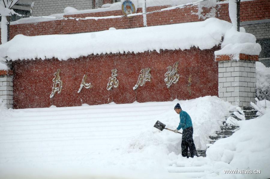A man cleans a snow-covered road in Hegang, northeast China's Heilongjiang Province, Nov. 13, 2012. The city witnessed an intense snowfall since Nov. 11. (Xinhua/Wang Kai) 