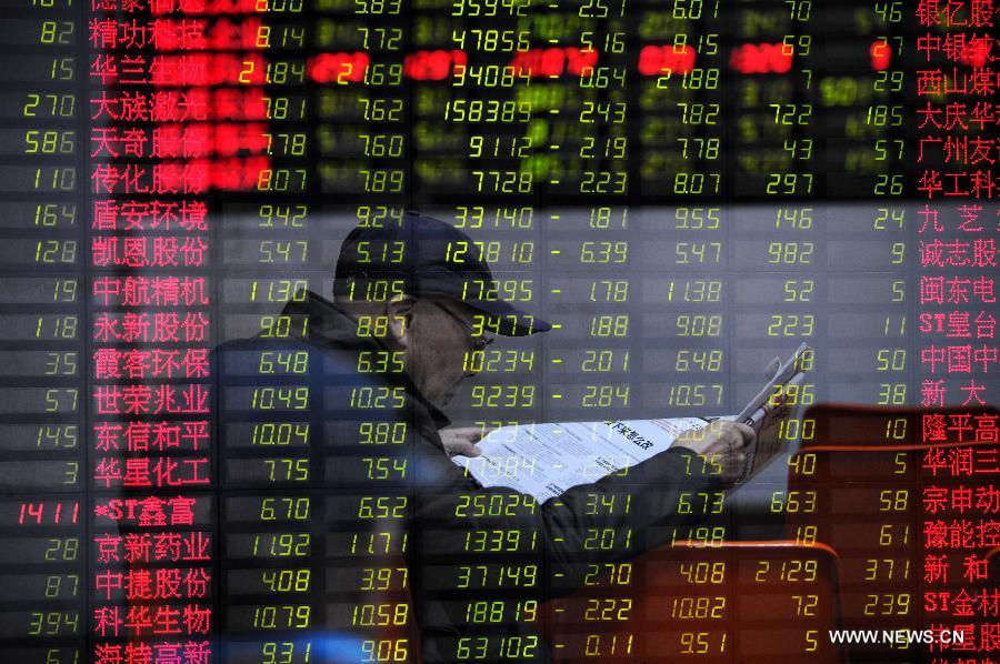 An investor reads newspaper before the stock price monitor at a stock trading hall in Hangzhou, capital of east China's Zhejiang Province, Nov. 13, 2012. Chinese stocks experienced a decline on Tuesday. The benchmark Shanghai Composite Index dropped 1.51 percent, to close at 2,047.89 points. The Shenzhen Component Index ended at 8,234.60 points, down 1.87 percent. (Xinhua/Ju Huanzong)