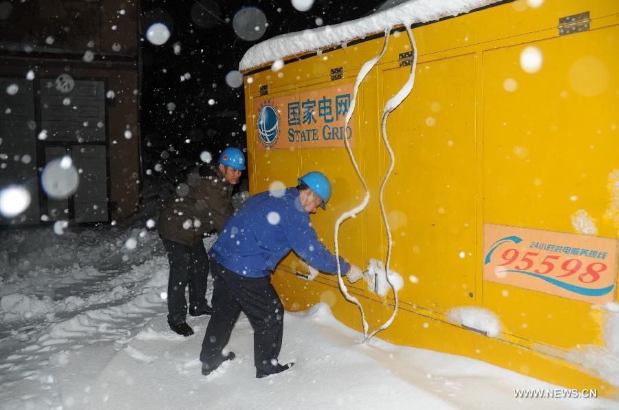 Electricians repair power facilities in snow in Hegang, northeast China's Heilongjiang Province, Nov. 12, 2012. Snowstorms in recent days have affected road traffic and caused difficulties to local people in northeast China. (Xinhua/Du Xuejiao)