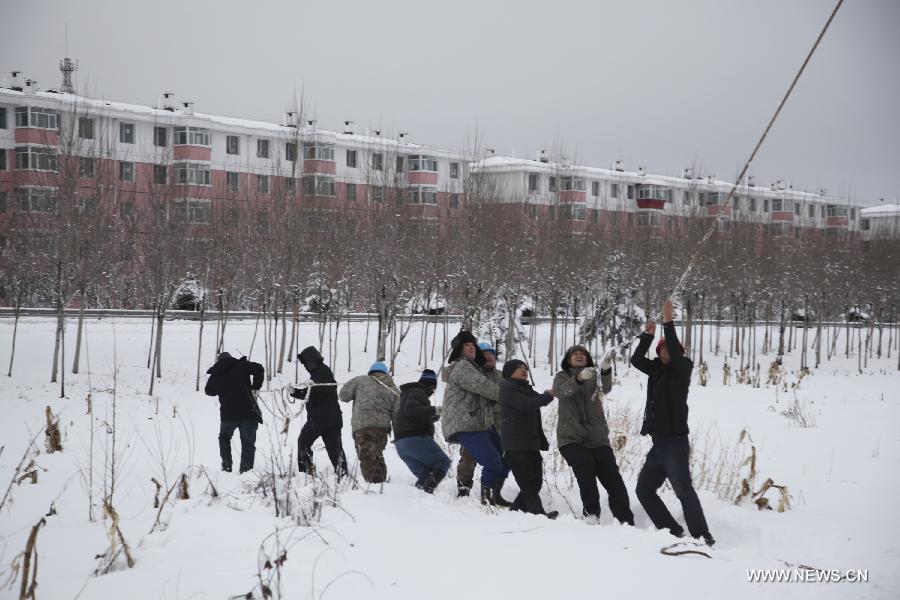 Electricians repair power facilities in snow in Hegang, northeast China's Heilongjiang Province, Nov. 12, 2012. Snowstorms in recent days have affected road traffic and caused difficulties to local people in northeast China. (Xinhua/Chen Jingli) 