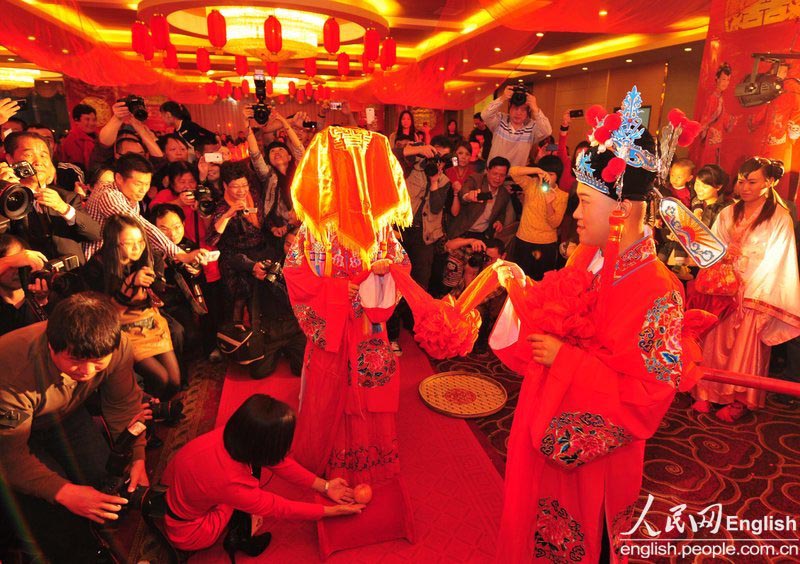 A new couple has a photo contest style wedding ceremony in Longyan city of Fujian province on Nov. 11, 2012. (CFP Photo)