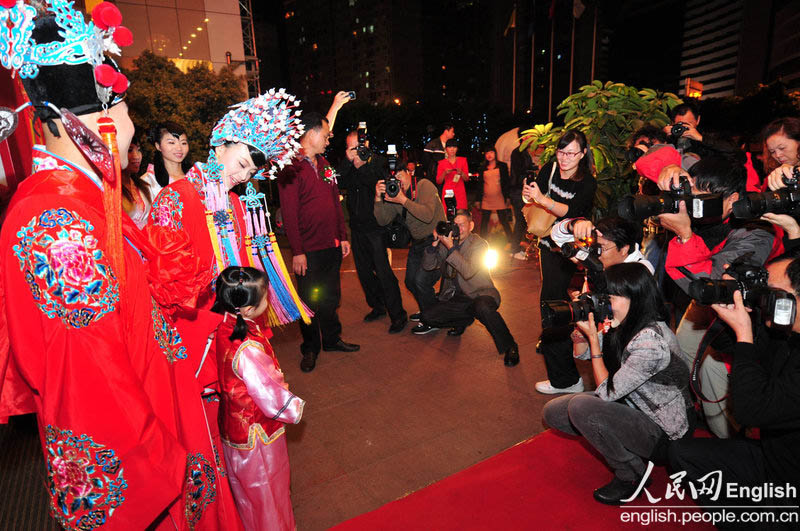 A new couple has a photo contest style wedding ceremony in Longyan city of Fujian province on Nov. 11, 2012. (CFP Photo)