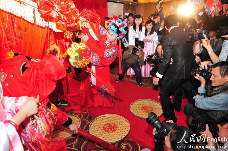 A new couple has a photo contest style wedding ceremony in Longyan city of Fujian province on Nov. 11, 2012. (CFP Photo)