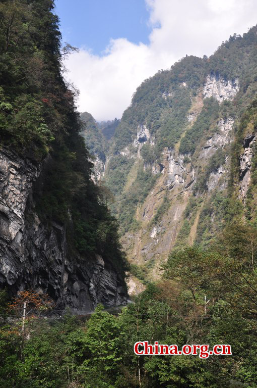 Located in Longdong Town, Baoxing County, Ya'an city, Sichuan province, Dongla Mountain Grand Canyon is one of the most famous attractions in Sichuan Province. The beautiful scenery of Dongla Mountain Grand Canyon in the early winter has attracted many tourists. (Photo by Chen Xiangzhao / China.org.cn)