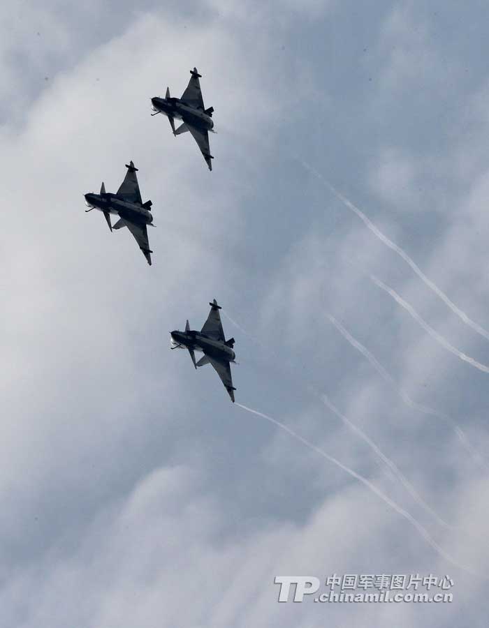 PLA Air Force’ August 1st Aerobatic Team makes a warm-up performance on November 10 for Airshow China 2012 which kicked off on November 12 in Zhuhai, Guangdong province. (China Military Online/ Qiao Tianfu)