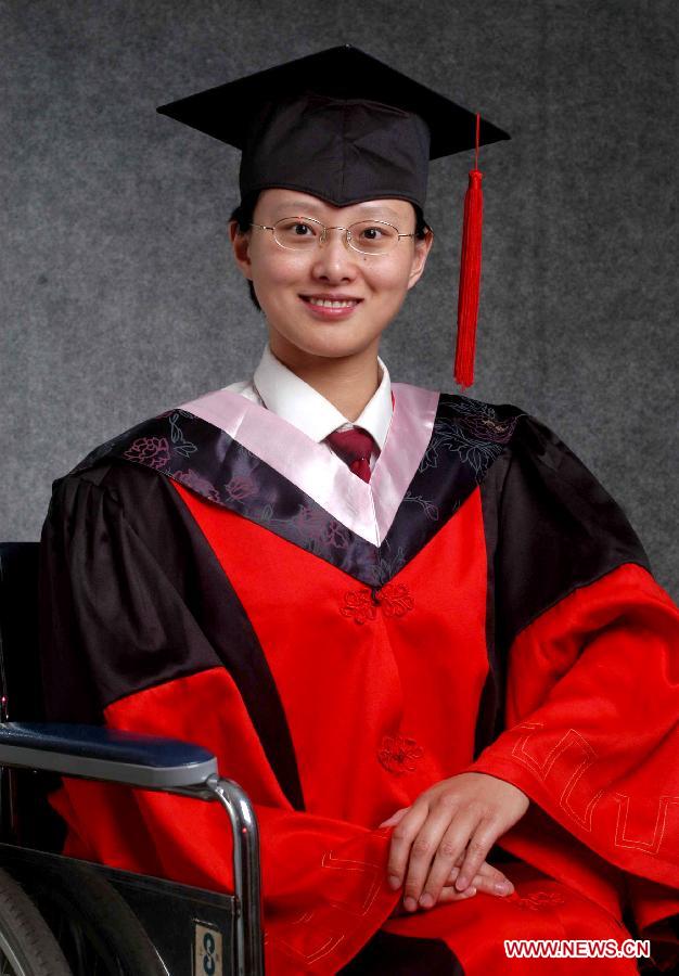 File photo taken in 2004 shows Hou Jingjing wearing academic gown of PhD Degree in Nanjing, capital of east China's Jiangsu Province.(Xinhua)