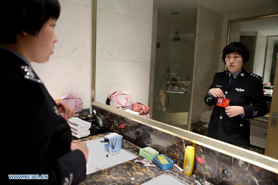 Jiang Min, a delegate to the 18th National Congress of the Communist Party of China (CPC), takes care of her son in Beijing, capital of China, Nov. 13, 2012.(Xinhua/Jin Liwang)