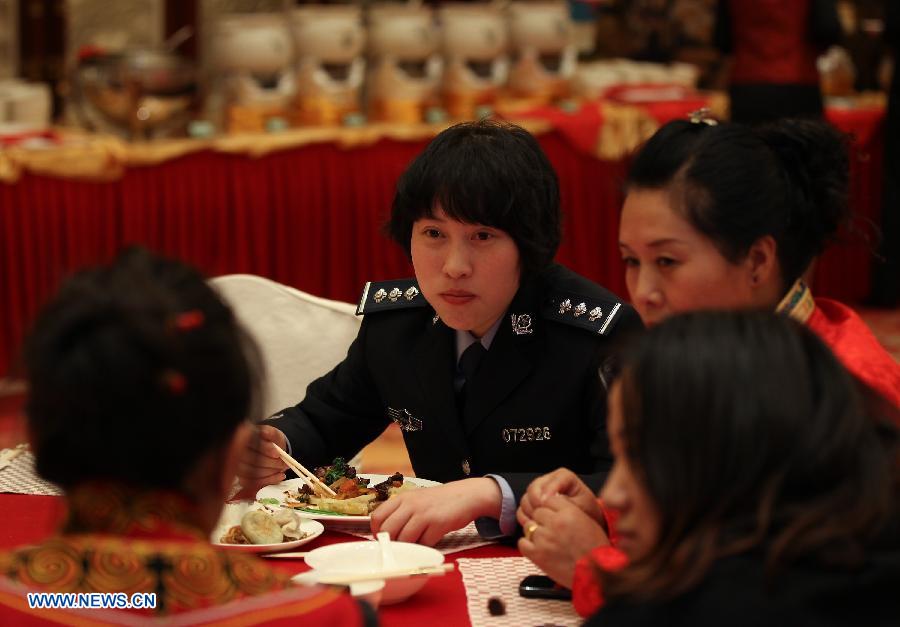 Jiang Min, a delegate to the 18th National Congress of the Communist Party of China (CPC), has lunch in Beijing, capital of China, Nov. 13, 2012. Jiang, whose son is four and a half months old, is a police officer in Chengdu, Sichuan Province. (Xinhua/Jin Liwang)