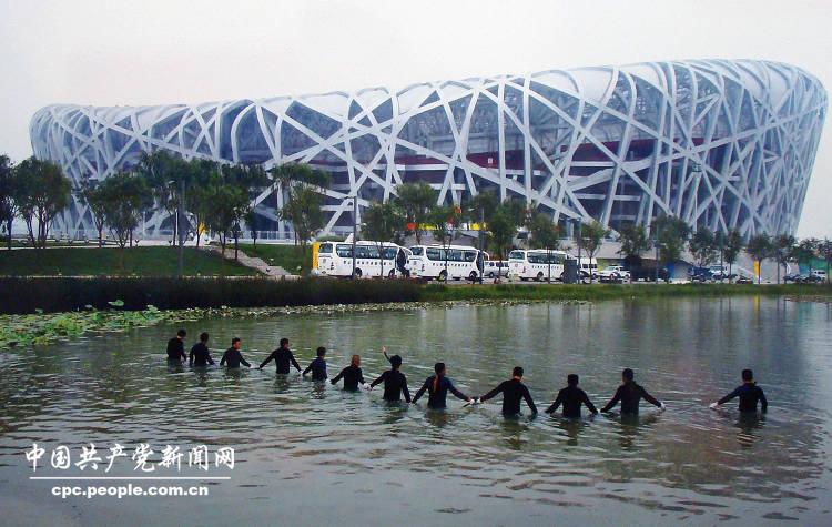 Chinese navy special team inspects suspicious objects outside the Beijing Olympic Stadium. (People’s Daily Online/ Jiang Jianhua)