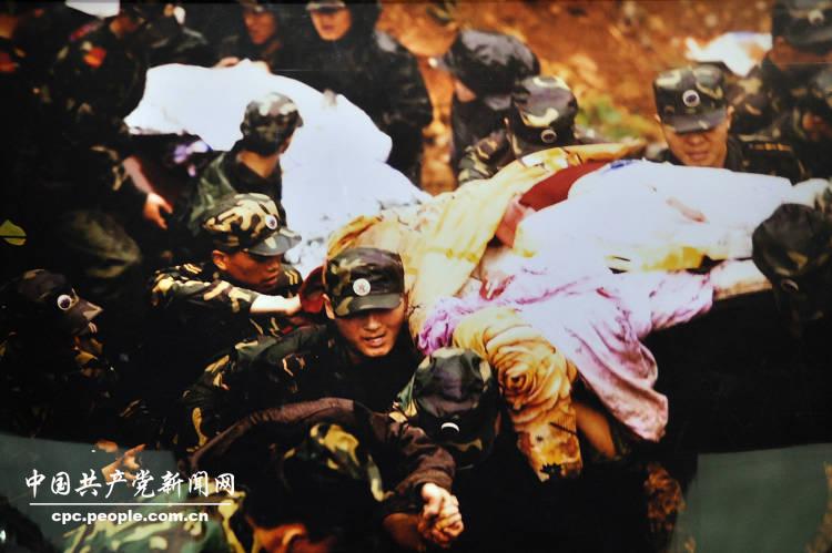 Chinese soldiers rescue survivors in the devastating Wenchuan Earthquake in 2008. (People’s Daily Online/ Jiang Jianhua)