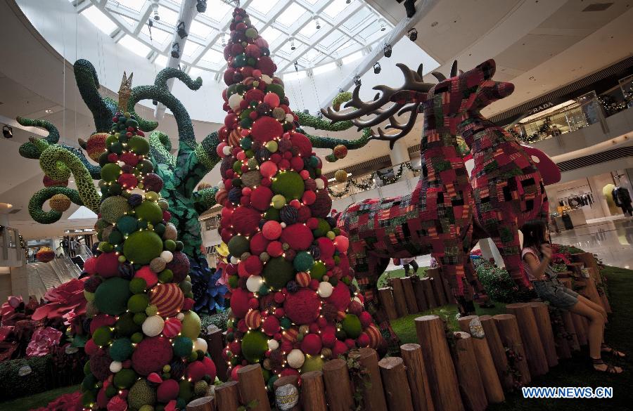 A large hand-crocheted Christmas tree is seen in a shopping mall in south China's Hong Kong, Nov. 13, 2012. (Xinhua/Lui Siu Wai)