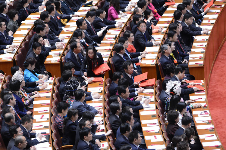 Delegates watch their ballots during the closing session of the 18th National Congress of the Communist Party of China (CPC) at the Great Hall of the People in Beijing, capital of China, Nov. 14, 2012. (Xinhua/Liu Jiansheng)