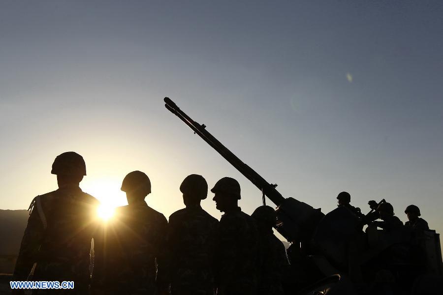 Iranian army personnel take part in military maneuvers at an undisclosed location in Iran on Nov. 13, 2012. (Xinhua)