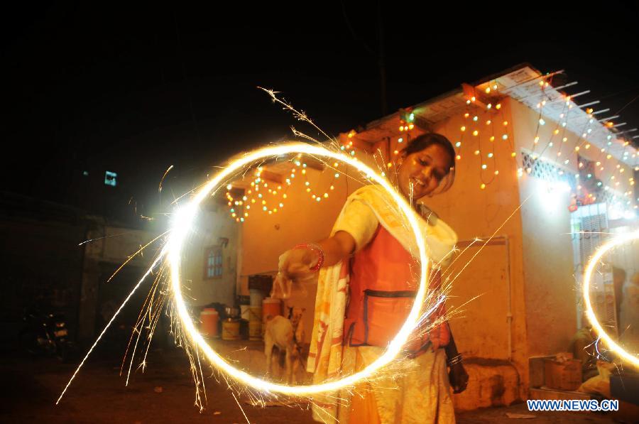 A Pakistani Hindu woman waves sparklers to celebrate the Hindu festival of Diwali, in southern Pakistani port city of Karachi, on Nov. 13, 2012. People light lamps and offer prayers to the goddess of wealth Lakshmi in the Hindu festival of Diwali, the festival of lights, which falls on Nov. 13 this year. (Xinhua/Masroor)