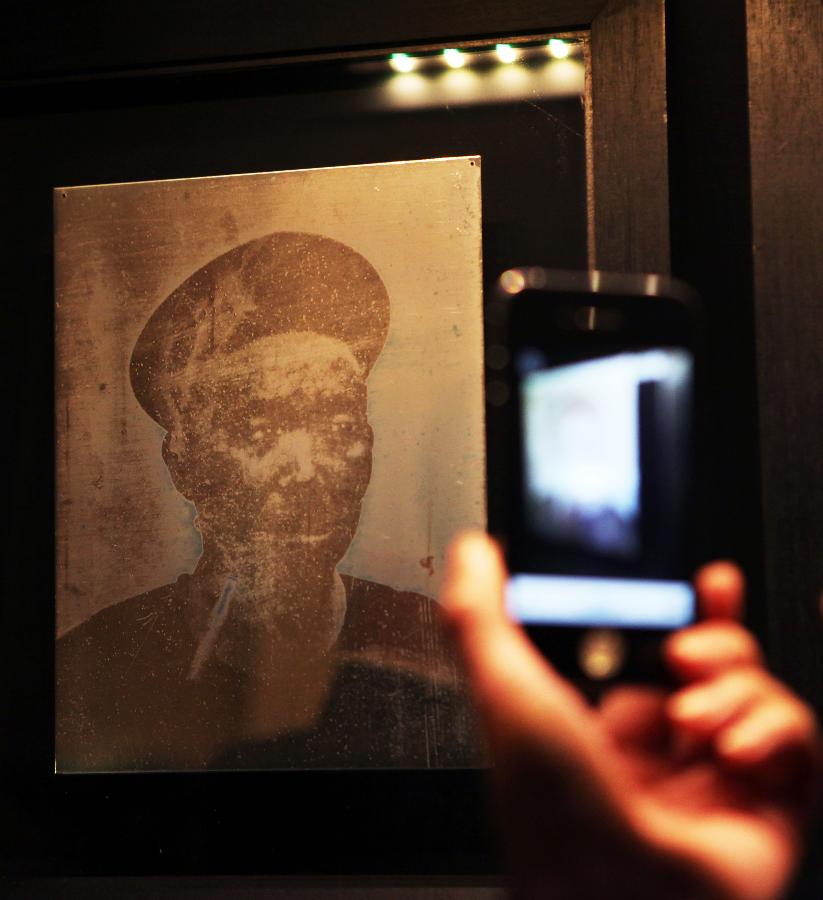 People visit the exhibition of "Earliest Photographs of China" at the Chinese Culture Center in Paris, France, Nov. 13, 2012. (Xinhua/Gao Jing) 