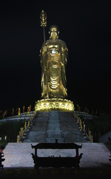 At night, gold glows on the 99 meter tall Buddha at Dayuan Cultural Garden.(Photo: CRIENGLISH.com/William Wang)