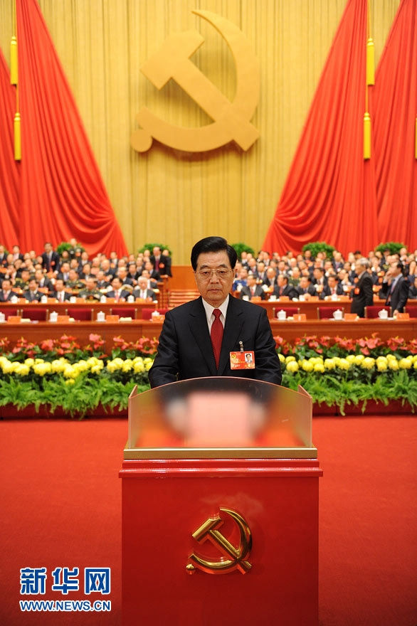 Hu Jintao casts his ballot during the closing session of the 18th National Congress of the Communist Party of China (CPC) at the Great Hall of the People in Beijing, capital of China, Nov. 14, 2012. The congress started its closing session here Wednesday morning, at which a new CPC Central Committee and a new Central Commission for Discipline Inspection will be elected. (Xinhua/Li Xueren)