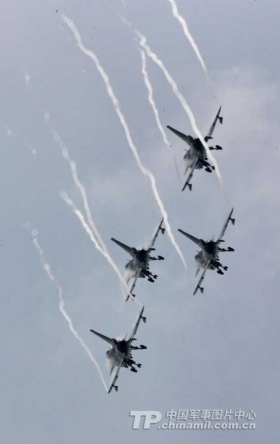 PLA Air Force’ August 1st Aerobatic Team makes a warm-up performance on November 10 for Airshow China 2012 which kicked off on November 12 in Zhuhai, Guangdong province. (China Military Online/ Qiao Tianfu)