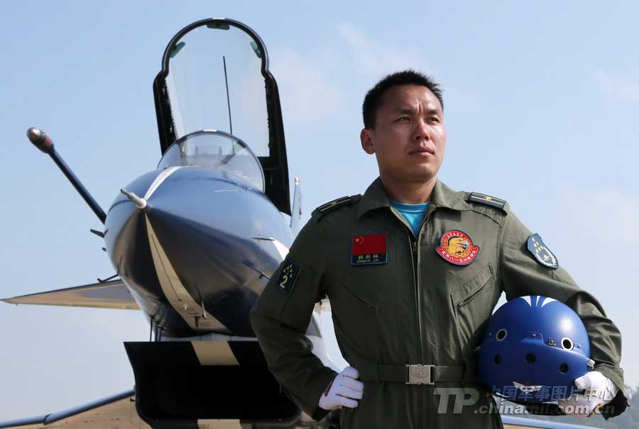 PLA Air Force’ August 1st Aerobatic Team makes a warm-up performance on November 10 for Airshow China 2012 which kicked off on November 12 in Zhuhai, Guangdong province. (China Military Online/ Qiao Tianfu)