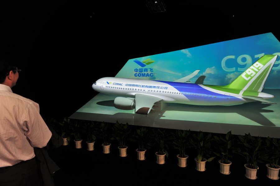 People watch C919 jet shown with multi-projector stereoscopic display technology at the China International Aviation and Aerospace Exhibition in southern China’s Zhuhai On November 13, 2012. (Xinhua/Yangguang)