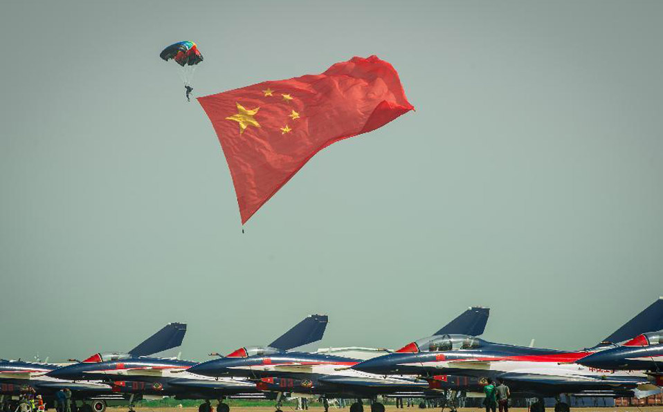 Airplanes perform at Zhuhai airshow 