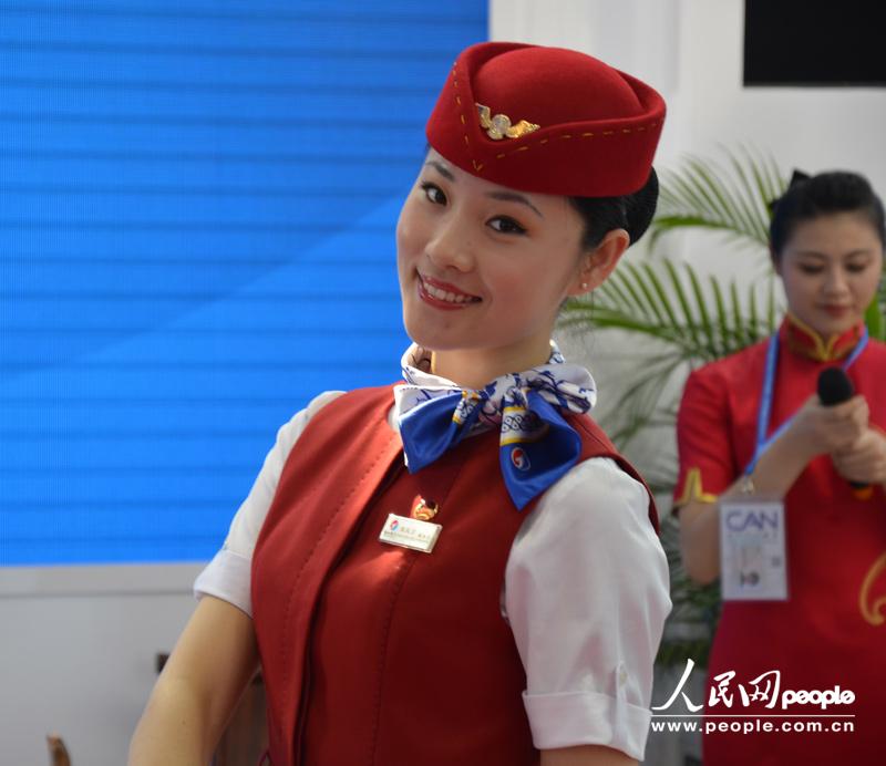 Cool aircraft, amazing aerobatic flights and beautiful models are the most attractive combination at the Airshow China 2012, which kicked off in south China’s Zhuhai on Nov. 13, 2012.(People's Daily Online/Wang Li)